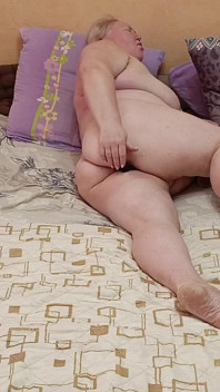 Ein nachbar beobachtet, wie eine nachbarin ihre muschi mit spielzeug masturbiert