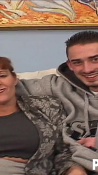 Vedetă porno cu țâțe mari Mama vitregă Katanya Blade îl fute pe fiul vitreg