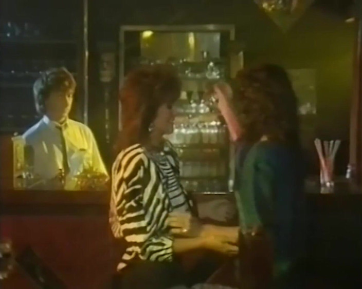 Vintage Climax: Milf brunette bersenang-senang dengan dua kontol
