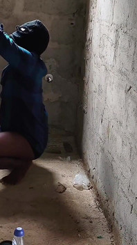 Mengongkek sibuk eboni dengan basit besar di dalam tandas bangunan yang belum siap selepas blowjob