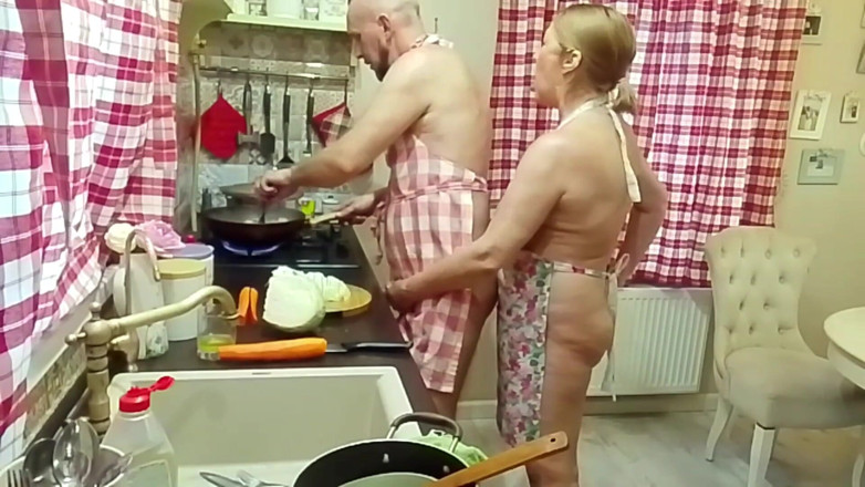 Crazyfamily 1970: Mama vitregă mă seduce în timp ce gătesc cina