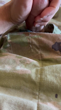 Gay Soldier Stuff: Armádní voják si honí v uniformě v kalhotách TommyHo Boxera...