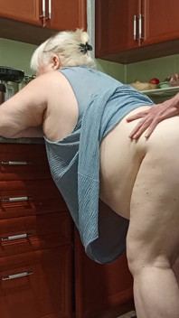 Meine stiefmutter hat den dicken arsch meiner stiefmutter in mund, muschi und sperma in ihren mund gefickt