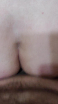 Pieprzona soczysta cipka MILF w prezerwatyw