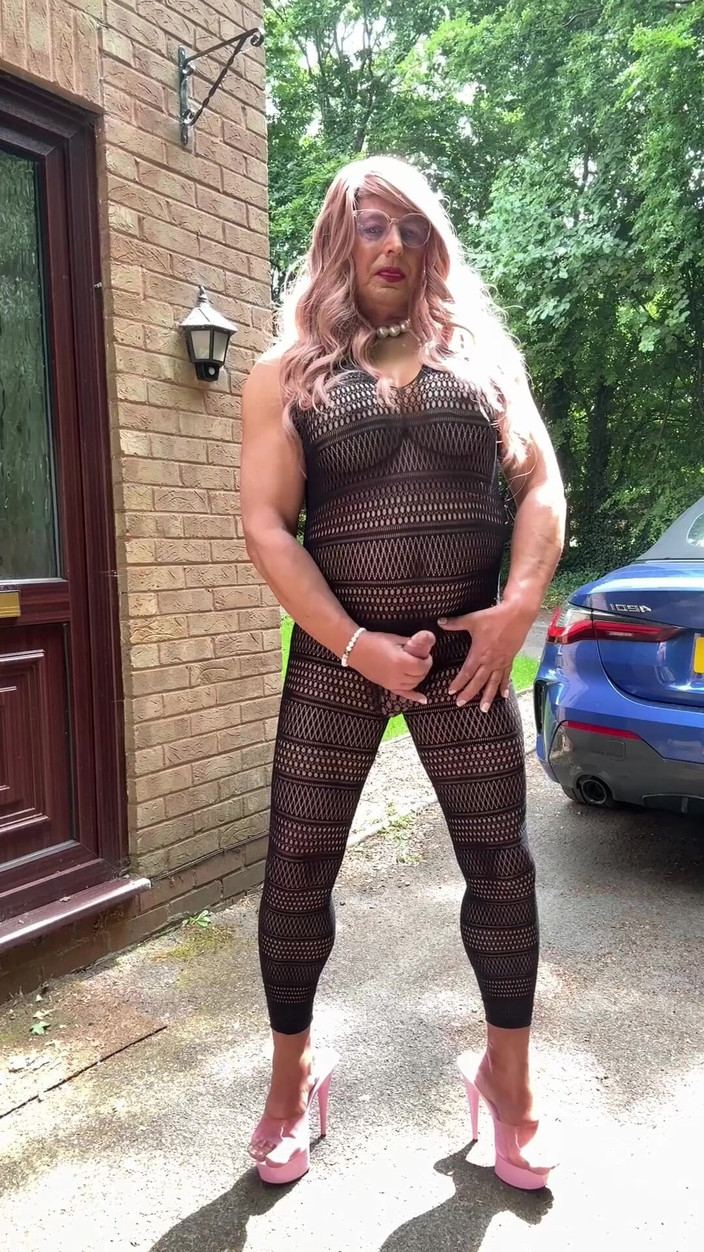 Kellycd2022: Si seksi crossdresser kellycd2022 dengan kostum catsuit hitam dan sepatu...