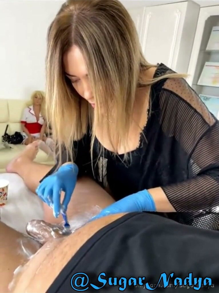 SugarNadya: Natalie бреет член моего любимого клиента