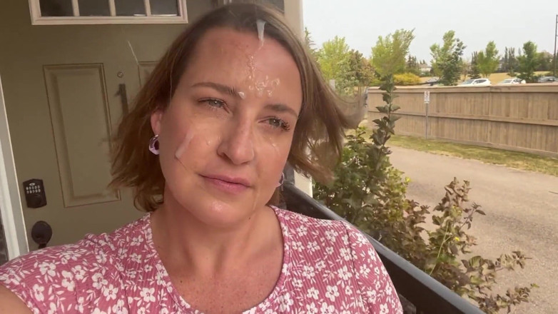 Avril Showers: Huisvrouw in zonnejurk sperma lopend na pijpbeurt in het gezicht
