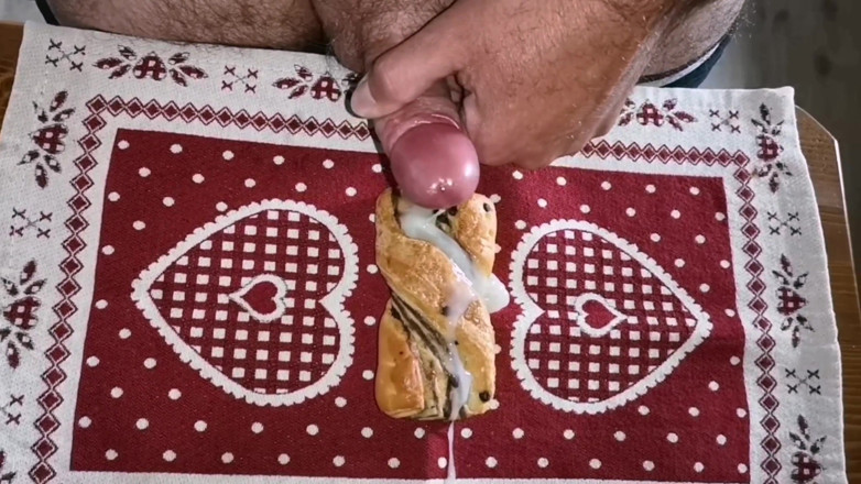 Cicci77: Cicci77 prepara la colazione con un'esplosione di sperma!