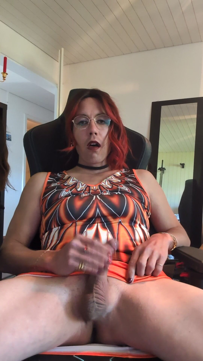 Killitoris: Sissy rycker av och äter hennes sperma
