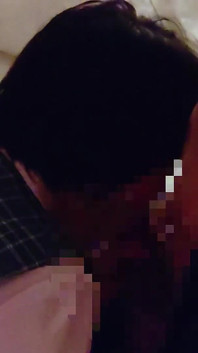 Pembantu wanita pejabat dapat di atas awak pada siang hari dan menggoncang pinggulnya. Awek nakal merintih apabila awak terjerumus jauh ke dalam