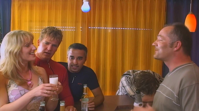 Fuck Cumshot Party: ブロンドの乱交のスラットが複数のチンコに突かれる