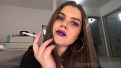 Your fantasy studio: Sexy kouření a vaping zblízka s Glittery Purple Rtěnkou