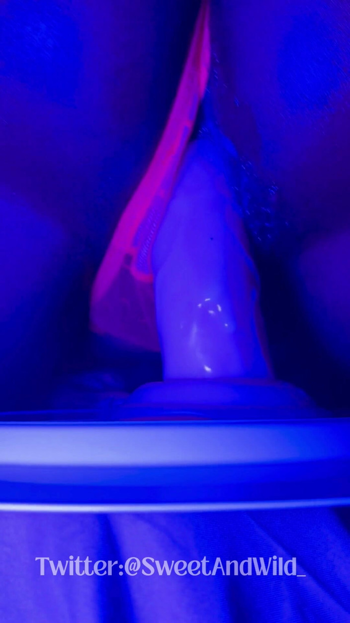 AfroLatinCouple: Neon Thong, Velký zadek a Dildo: Na toto POV nezapomenete