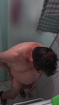 Padrastro tomando una ducha