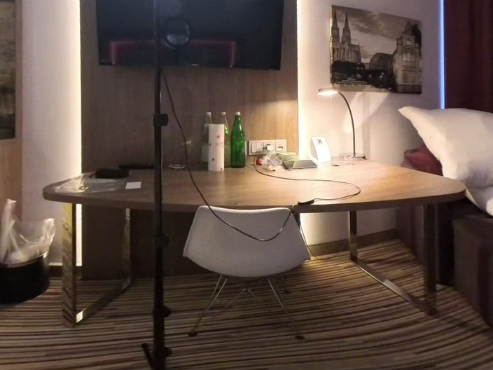 Sissy slut Chantal sweet VR: 小可爱娘娘腔在酒店房间里玩得开心