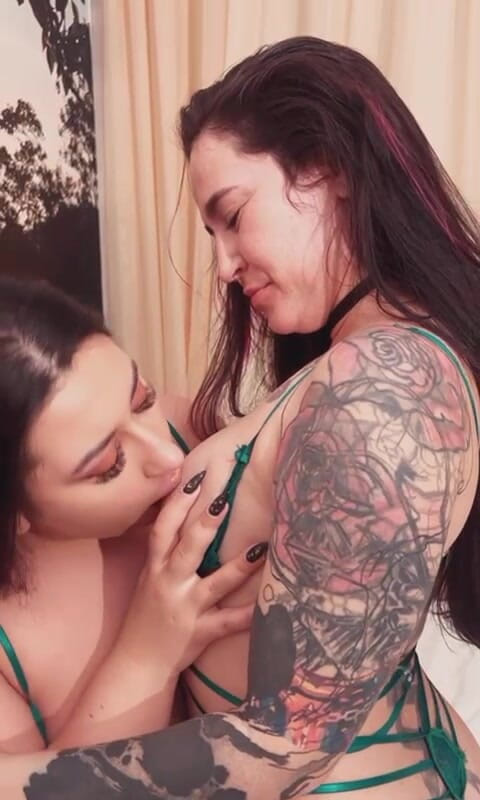 Agatha Ludovino: Agatha Ludovino y Mila Spook besándose calientes