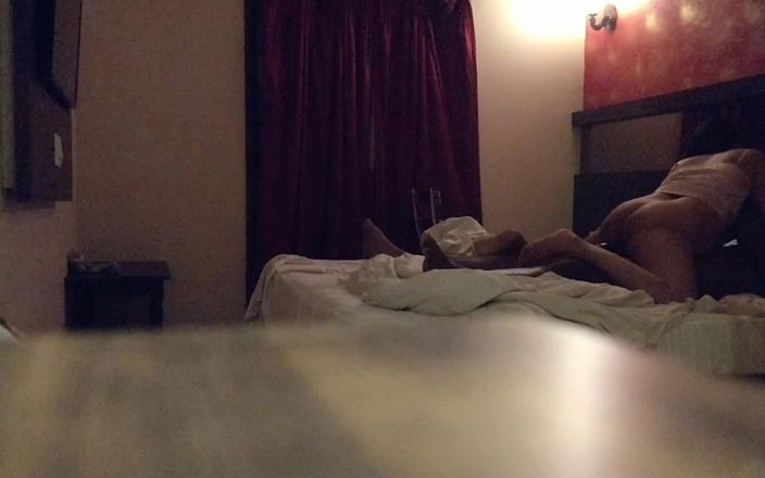 Trisha Hotness: Cam2_ prezervatif takıyor ve büyük yarağa biniyor edepsizce konuşuyor