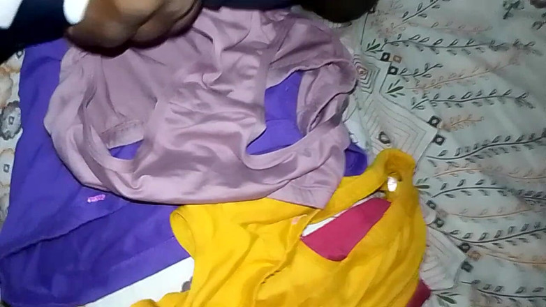 Jaanu294: In der gelben Farbe ist das blaue höschen, das kleid