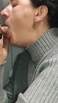 Madura MILF Esposa Da Mamada Con Semen En La Boca