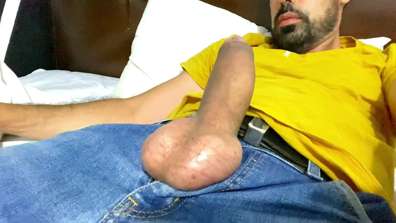 Latin mature king: Grote lul tussen kleding