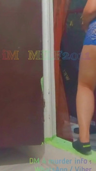 Vecina mea așteaptă întotdeauna în timp ce eu mă dezbrac afară.