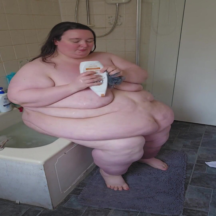 SSBBWLadyBrads: Awek montel super saiz mandi di sisi mandi