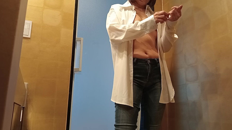 Mayumi Kanzaki: Menanggalkan Seluar Dalamnya Dan Memakai Seluar Jeans Dan Baju Kurus