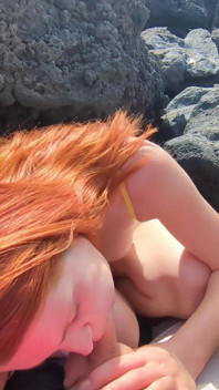 Sudut pandangan pertama: blowjob berisiko di luar, teman wanita baca saya menghisap batang saya di pantai