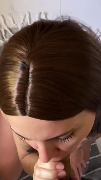 Em vez de pagar pelo corte de cabelo, ela pediu meu esperma, e eu enchei sua boca