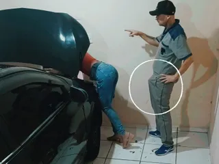 Un mécanicien coquin rencontre une fille excitée !