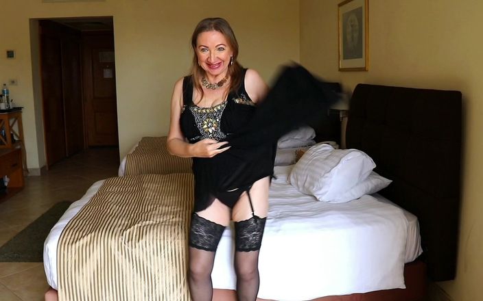 Maria Old: Seksi siyah çoraplı büyük memeli ateşli orta yaşlı seksi kadın