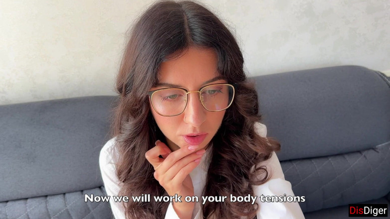 Dis Diger: 소녀는 일부 글자를 발음하지 못하고 그녀를 성교시키는 언어 치료사에게 의지합니다