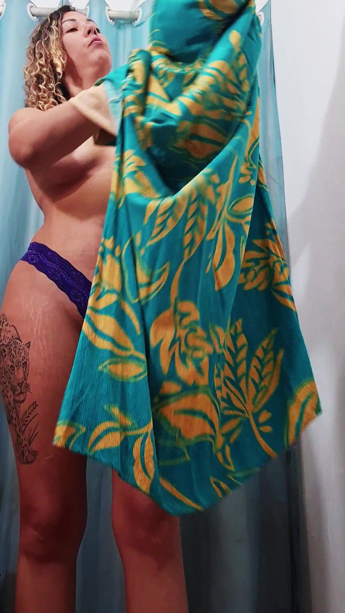 Gabi SweetCouplesStories: Bir mağaza soyunma odasında yüze boşalma ile gerçek seks.