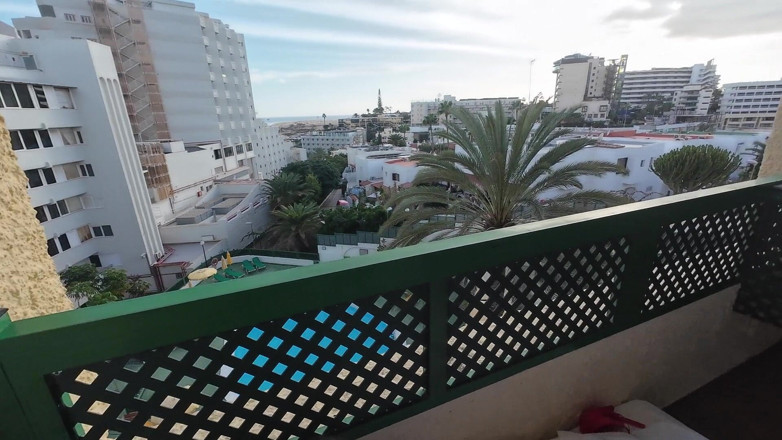SkinnyWithAHugeDick: Provocando Su Gran Polla En El Balcón De Nuestro Hotel