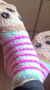 3 minuti di fuzzy Sloth Sock love