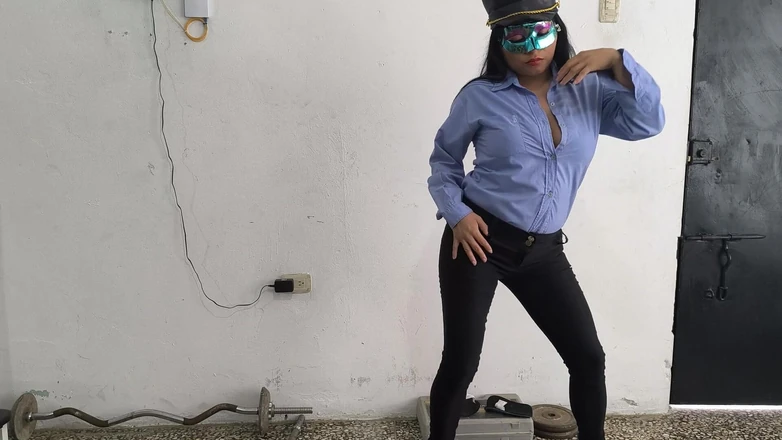 NEGRITA SEXY: Une policière est à la maison, prête pour sa pause travail....