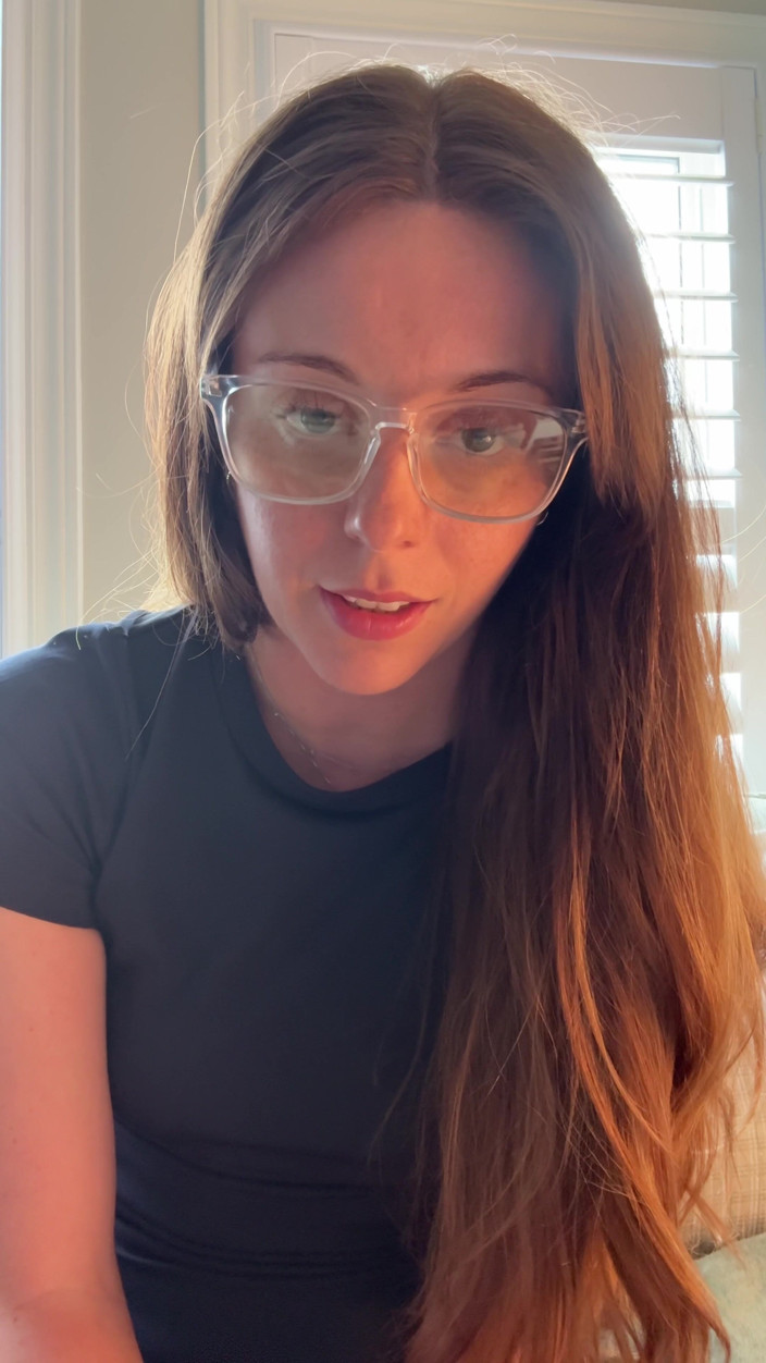 Nadia Foxx: Красуня в окулярах розповідає вам, як гладити!