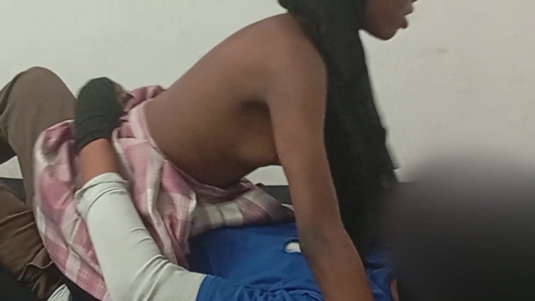 Petite Erotic Africa: 课后苗条的黑人少女在我的床上做爱