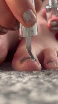 mere lanbe toenails silver aur ungliyon ke naakhoonon ki penting
