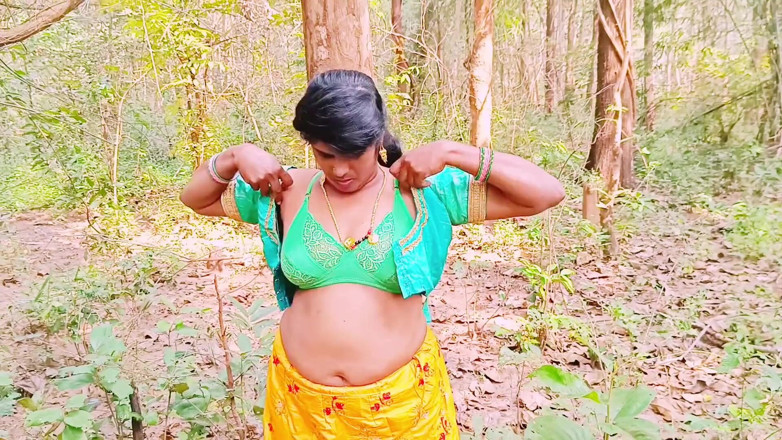 Telugu honey lips: Sexo ao ar livre na selva. Indiana fodendo o pau...