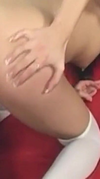 Cewek hot rambut cokelat lagi asik fingering memeknya yang menetes sampai muncrat banyak banget