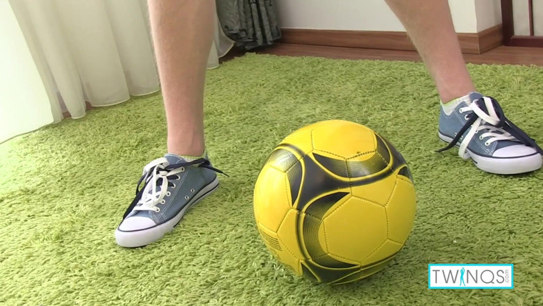 Twin Qs: Roztomilá fotbalistka Angel šuká a stříká na míč!