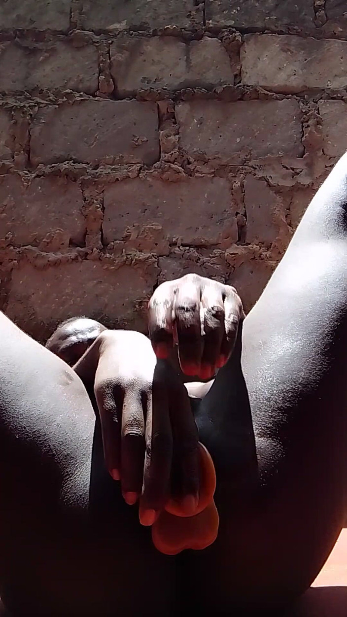 Miko filo: Twink sexy călărește un vibrator Până când el ejaculează și cremă
