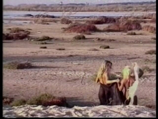 Girl on Girl: Blonde lesben-liebhaber lecken sich am sandstrand - Retro-video - Kein audio, aber...