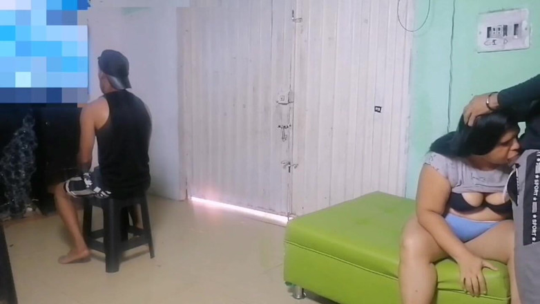 Adribella69: Мій хлопець-рогоносець грає у відеоігри, поки його друг трахає мене і трахає мою пизду так, як мені це подобається, і залишає її повною сперми