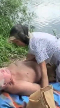 Uma loira se lava pelo rio e dois velhos a vêem e querem transar com ela