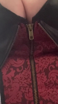 Rotes und schwarzes korsett necken auf bett