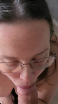 Mein ganzes gesicht ist mit sperma bedeckt, was für ein toller blowjob, das war!
