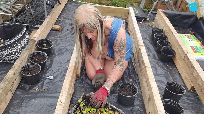 Willy Wanker's filth factory: 胖美女家庭主妇的园艺时间