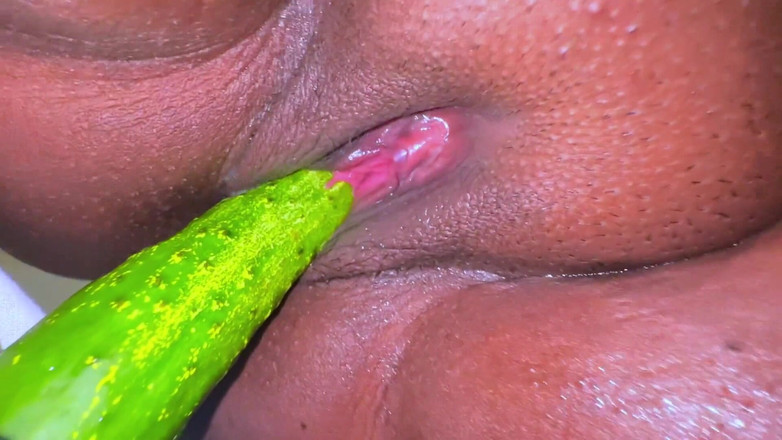 Aria Mia: Гаряча самотня дівчина кладе огірок у свою пизду, вона хоче, щоб хлопець її трахнув - пизда знищує трах